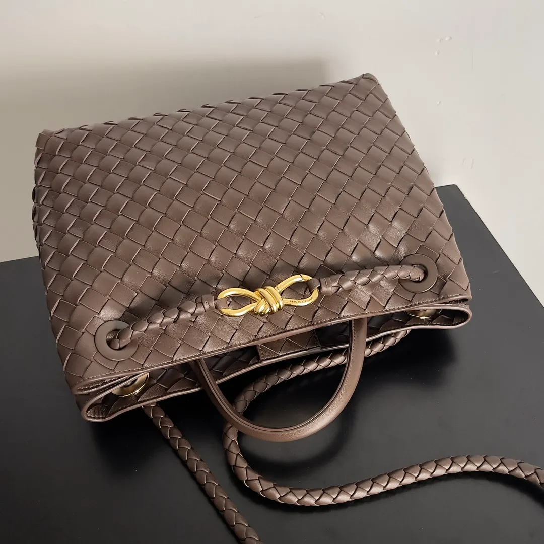 The 2023 new Andiamo batch of 2260 BV has been shipped‼ ️Really popular🔥The new Andiamo woven handbag launched by Bottega Veneta this season is really popular all over the world! ! Celebrities at home and abroad have worn it, and Oscar-winning actress Michelle Yeoh has taken it out on the street. Song Jia, Trai Yara, Yu Feihong, Sanji Ayaka, Rosie Hunting-Whiteley, Yoshioka Riho, etc. have all picked up this bag. It is classic and versatile, showing off its temperament, and the bag capacity is also large, which is very convenient for daily commuting! ! A variety of carrying methods, the shoulder straps can be adjusted by yourself, the original lambskin feels soft and delicate, and the unisex style breaks the gender boundaries and brings a more practical and long-lasting use experience. Andiamo, which has both elegant and casual styles, perfectly interprets the true appearance of "fashionable old money style". Style number: 743572 Size: 32*24*12